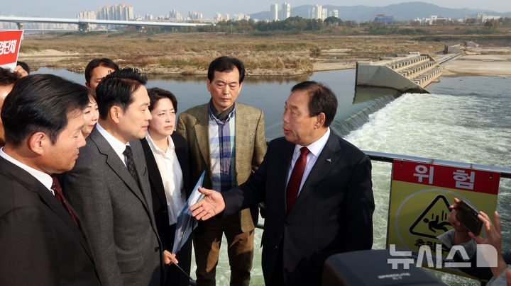 [세종=뉴시스] 강종민 기자 = 장동혁 국민의힘 대표가 5일 세종시 금강 세종보 앞에서 최민호 세종시장에게 세종보 보존에 대한 설명을 듣고 있다. 2025.11.05. ppkjm@newsis.com