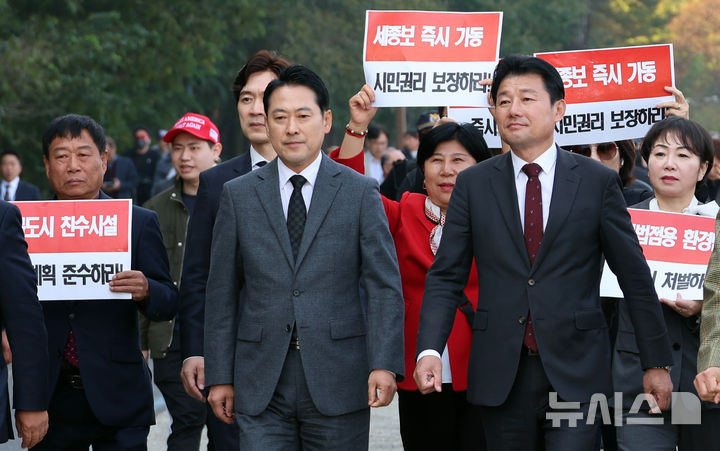 [세종=뉴시스] 강종민 기자 = 장동혁 국민의힘 대표가 5일 세종시 금강 세종보를 향해 이동하고 있다. 2025.11.05. ppkjm@newsis.com