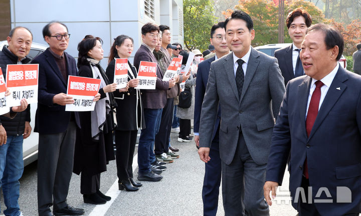 [세종=뉴시스] 강종민 기자 = 장동혁 국민의힘 대표가 5일 세종시 금강 세종보사업소에 도착, 최민호 세종시장과 이동하고 있다. 2025.11.05. ppkjm@newsis.com
