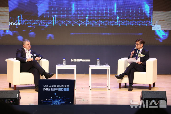 [나주=뉴시스] 지난 9월 17일 한국에너지공대(켄텍) 대강당에서 열린 '나주 글로벌에너지포럼 2025' 개막식에서 노보셀로프 교수와 박진호 총장직무대행(오른쪽)이 대담을 나누고 있다. (사진=켄텍 제공) photo@newsis.com *재판매 및 DB 금지