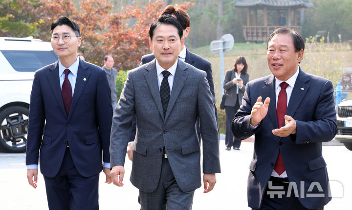 [세종=뉴시스] 강종민 기자 = 장동혁 국민의힘 대표가 5일 세종시 금강 세종보사업소에 도착, 최민호 세종시장과 이동하고 있다. 2025.11.05. ppkjm@newsis.com