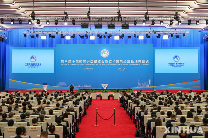 [상하이=신화/뉴시스] 5일 중국 상하이에서 제8회 중국국제수입박람회(CIIE) 개막식과 홍차오 국제경제포럼이 개최됐다. 2025.11.05