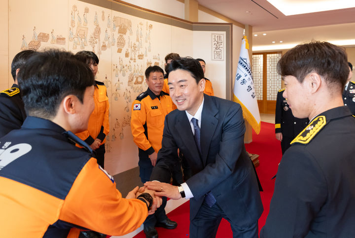 [서울=뉴시스] 강훈식 비서실장이 지난 5일 서울 용산 대통령실 청사에서 열린 소방공무원 격려 오찬에서 소방공무원들과 악수하고 있다. (사진=대통령실 제공) 2025.11.05. photo@newsis.com *재판매 및 DB 금지