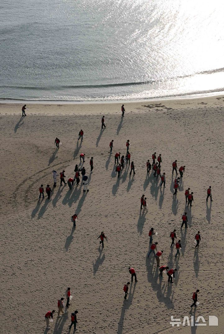  [부산=뉴시스] 하경민 기자 = 롯데그룹의 부산 소재 계열사 21곳의 임직원 60여 명이 5일 오후 부산 해운대구 해운대해수욕장에서 플로깅(Plogging) 환경정화 활동을 펼치고 있다. 플로깅은 스웨덴어로 '줍다'를 뜻하는 '플로카 우프'(Plocka Upp)와 영어단어 '조깅'(jogging)이 합쳐진 말로, '쓰레기를 주우면서 하는 조깅'을 뜻한다. 2025.11.05. yulnetphoto@newsis.com