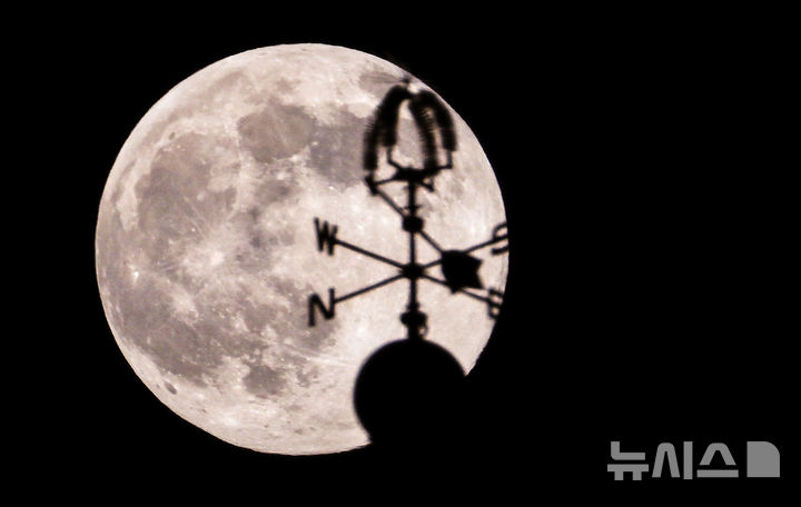 [제주=뉴시스] 우장호 기자 = 5일 오후 제주시 건입동 산지등대 뒤로 올해 가장 큰 보름달이 떠오르고 있다. 6년 만에 가장 큰 보름달인 이번 슈퍼문(Supermoon)은 지구와 달의 거리가 35만6800㎞로 일반 보름달보다 최대 14% 크고, 30% 더 밝게 보인다. 2025.11.05. woo1223@newsis.com