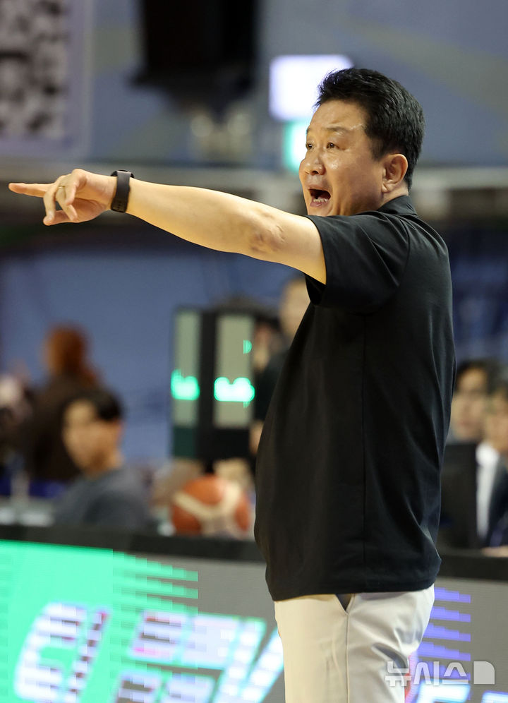 [서울=뉴시스] 홍효식 기자 = 5일 서울 송파구 잠실실내체육관에서 열린 2025-2026 KBL 프로농구 서울 삼성과 안양 정관장의 경기, 정관장 유도훈 감독이 선수들에게 지시하고 있다. 2025.11.05. yesphoto@newsis.com
