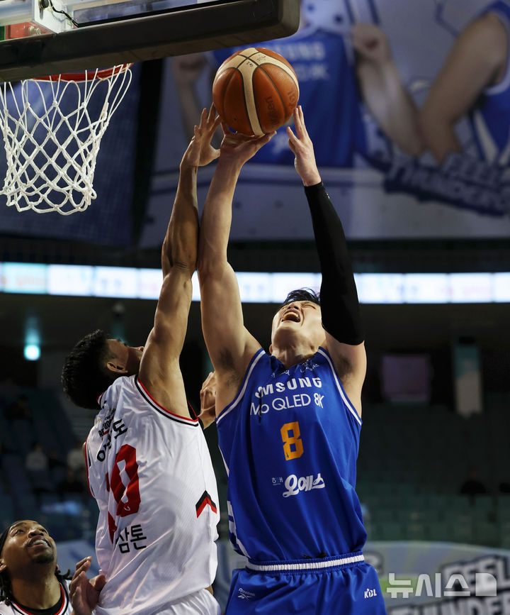 [서울=뉴시스] 홍효식 기자 = 5일 서울 송파구 잠실실내체육관에서 열린 2025-2026 KBL 프로농구 서울 삼성과 안양 정관장의 경기, 삼성 최현민이 슛을 시도하고 있다. 2025.11.05. yesphoto@newsis.com