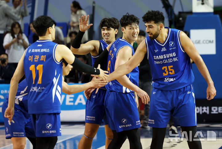 [서울=뉴시스] 홍효식 기자 = 5일 서울 송파구 잠실실내체육관에서 열린 2025-2026 KBL 프로농구 서울 삼성과 안양 정관장의 경기, 89-75로 승리한 삼성 선수들이 기뻐하고 있다. 2025.11.05. yesphoto@newsis.com