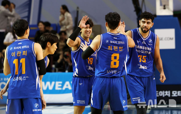 [서울=뉴시스] 홍효식 기자 = 5일 서울 송파구 잠실실내체육관에서 열린 2025-2026 KBL 프로농구 서울 삼성과 안양 정관장의 경기, 89-75로 승리한 삼성 선수들이 기뻐하고 있다. 2025.11.05. yesphoto@newsis.com