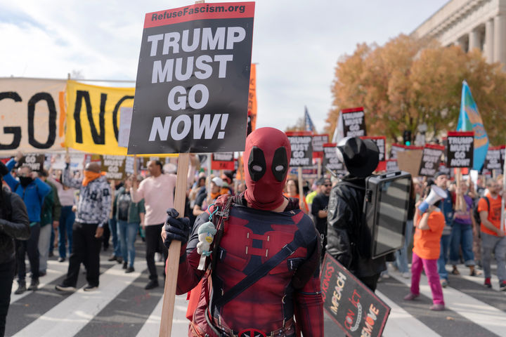 [워싱턴=AP/뉴시스] 5일(현지 시간) 미국 워싱턴 내셔널몰에서 열린 ‘트럼프는 당장 물러나라(Trump Must Go Now)’ 시위 참가자들이 의사당을 향해 행진하고 있다. 2025.11.06.