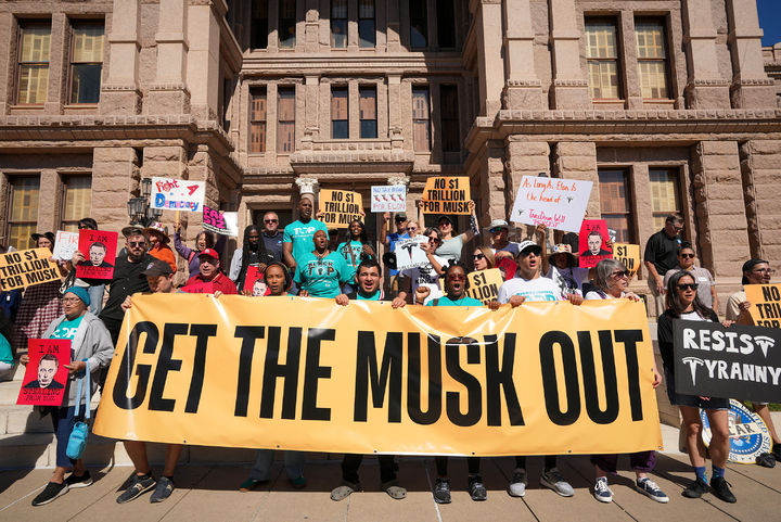 [오스틴=AP/뉴시스] 6일(현지 시간) 월스트리트저널(WSJ)에 따르면 이날 열린 테슬라 연례 주주총회 안건 중 하나에는 "이사회가 테슬라의 xAI 투자를 검토하라"는 내용의 주주 제안이 포함됐다. 머스크는 해당 제안에 공개적으로 찬성 의사를 밝혔다. 사진은 5일(현지 시간) 미 텍사스주 오스틴 주 의사당 밖에서 시위대가 테슬라가 제안한 일론 머스크 최고경영자(CEO)에 대한 1조 달러(약 1400조 원) 규모의 주식 보상안에 반대하며 구호를 외치고 있다. 2025.11.07.