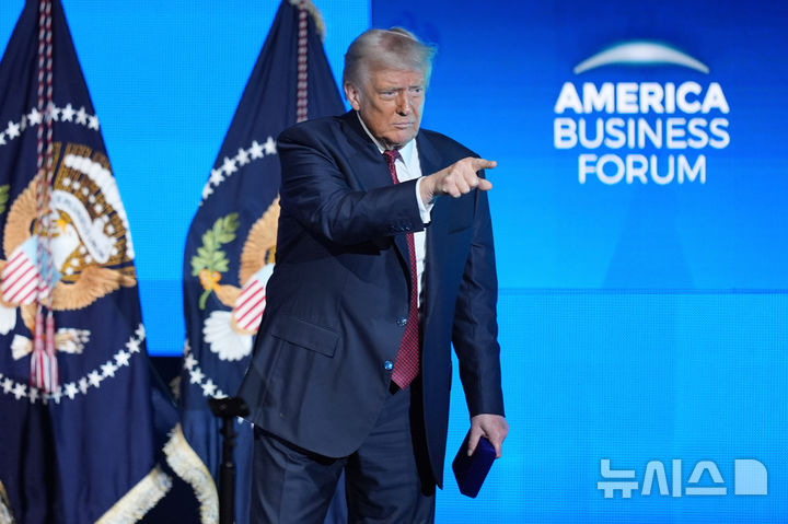 [마이애미=AP/뉴시스] 도널드 트럼프 대통령이 5일 플로리다주 마이애미에서 열린 아메리카비즈니스포럼에서 연설하기 전 손짓을 하고 있다. 2025.11.06. 