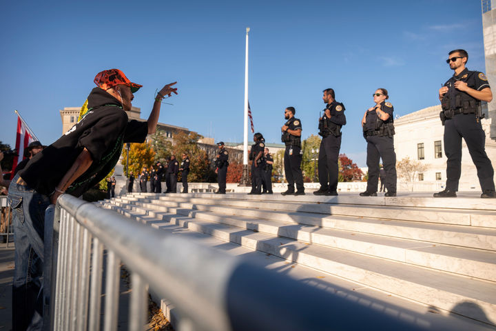 [워싱턴=AP/뉴시스] 5일(현지 시간) NBC뉴스에 따르면 영국 경제분석기관 옥스퍼드이코노믹스는 보고서에서 "국가별 관세가 폐지되면 오히려 무역정책의 불확실성이 다시 높아질 수 있다"며 "이로 인해 기업의 고용과 투자가 지연돼 이미 둔화된 노동시장에 추가 부담을 줄 가능성이 있다"고 분석했다. 사진은 5일(현지 시간) 미국 워싱턴 연방대법원 앞에서 반트럼프 시위를 벌이는 한 참가자가 경찰을 향해 고함치고 있다. 2025.11.06.