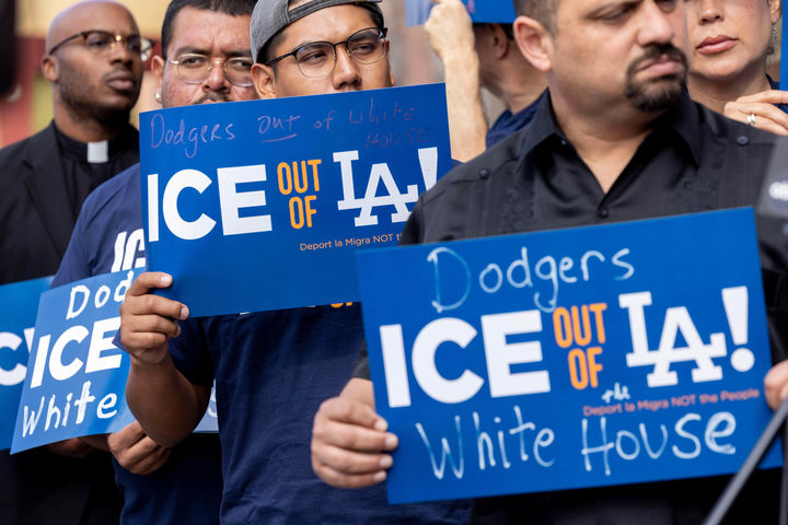 [로스앤젤레스= AP/뉴시스]LA 다저스 팬들의&nbsp; 이민 단속 강화 반대 시위대와 함께 일부 변호사들이 11월 5일 월드 시리즈에서 우승한 LA다저스팀에게 트럼프의 초청을 거부하라고 권하는 시위를 하고 있다. 2025. 11.06.&nbsp; 