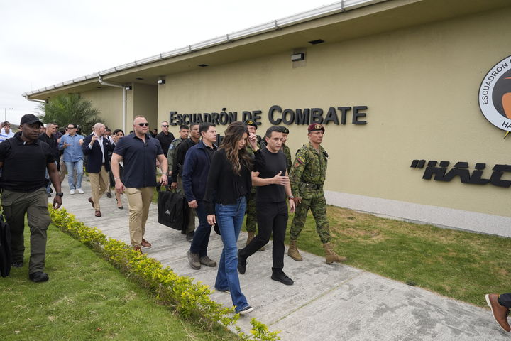 [만타=AP/뉴시스] 다니엘 노보아 에콰도르 대통령은 자신이 주도적으로 추진해 온 미군 주둔 허용 구상이 국민들의 반대로 무산되자 개각을 단행했다고 18일(현지 시간) 엘우니베르소가 보도했다. 사진은 크리스티 놈 미국 국토안보부 장관이 지난 5일 에콰도르 만타 소재 엘로이 알파로 공군기지를 시찰한 뒤 걸어 나오는 모습. 2025.11.19. 