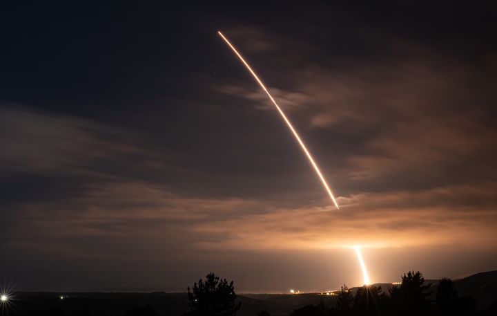 [서울=뉴시스] 미국이 5일(현지 시간) 무탄두 대륙간탄도미사일(ICBM) '미니트맨3'을 시험 발사했다. 도널드 트럼프 미국 대통령이 핵실험 재개를 지시한 지 6일 만이다. (사진=반덴버그 우주군기지 웹사이트 갈무리) 2025.11.06. *재판매 및 DB 금지 *재판매 및 DB 금지