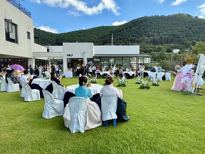 [안동=뉴시스] 경북도가 개최한 '나만의 작은 결혼식' 공모전에서 대상을 수상한 '토락토닥' 카페'. (사진=경북도 제공) 2025.11.06. photo@newsis.com *재판매 및 DB 금지