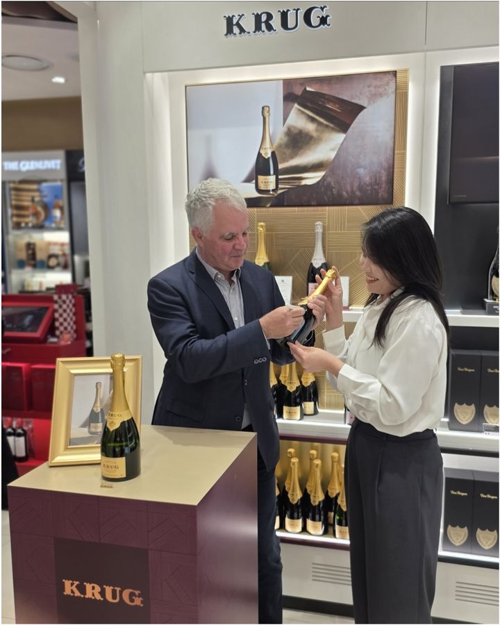 [서울=뉴시스] 신라면세점이 인천공항점에서 샴페인 하우스 크룩의 총괄 디렉터이자 설립자의 6대손인 올리비에 크룩(Olivier Krug)의 사인 보틀을 한정 수량으로 선보인다고 6일 밝혔다. (사진=신라면세점 제공) *재판매 및 DB 금지