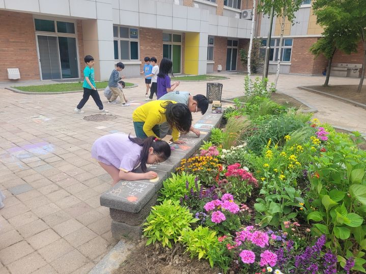 충북교육청 환경교육센터 와우가 운영하는 '탄소정원, 탄탄숲 가을학교'에 참여한 학생들이 체험 실습을 하고 있다. *재판매 및 DB 금지