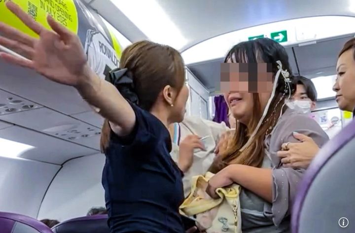 [뉴시스]기내에서 난동을 부리고 있는 여성의 모습. (사진 = SCMP 캡처) *재판매 및 DB 금지