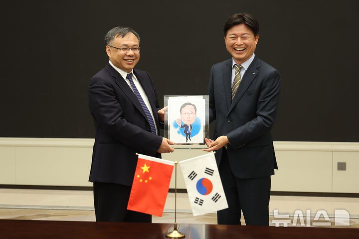 [부천=뉴시스] 정일형 기자 = 조용익 부천시장(오른쪽)이 2일 왕흐어성 하얼빈시장을 만나 자매결연 체결 30주년을 기념하며 사진을 촬영하고 있다. (사진=부천시 제공)