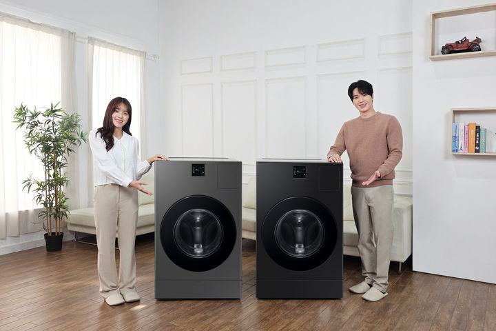 [서울=뉴시스]삼성전자 모델이 '비스포크 AI 콤보' 신규 색상 신제품을 소개하고 있다. (사진=삼성전자 제공) photo@newsis.com *재판매 및 DB 금지