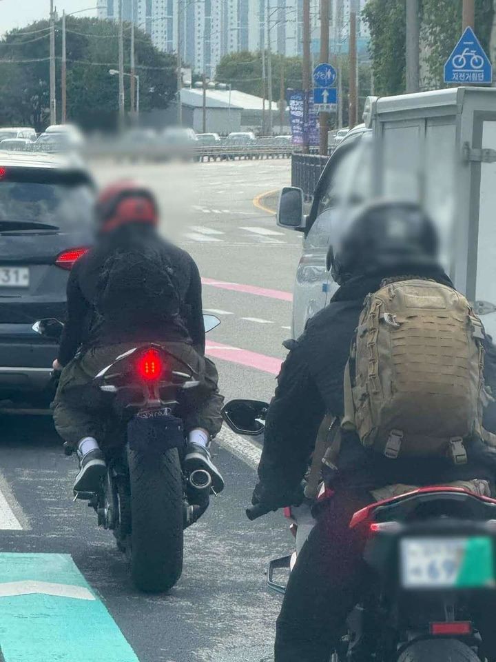 [뉴시스] 번호판을 가린 채 도로를 달리는 오토바이. (사진=보배드림 캡처) *재판매 및 DB 금지