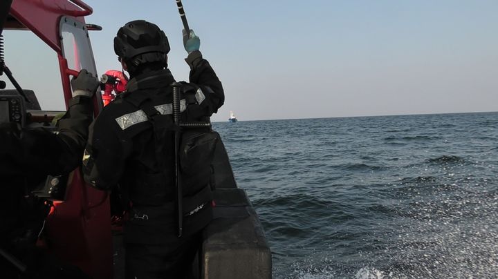 군산해경, 불법조업 중국 어선 적발해 담보금 4000만원 