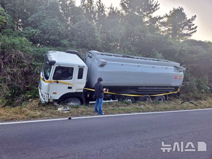 [제주=뉴시스] 5일 오후 7시18분께 제주 서귀포시 상효동 제8산록교 인근 도로에서 탱크로리 차량이 도랑에 빠진 채 발견돼 소방당국이 운전자 수색에 나서고 있다. (사진=제주소방안전본부 제공) 2025.11.06. photo@newsis.com