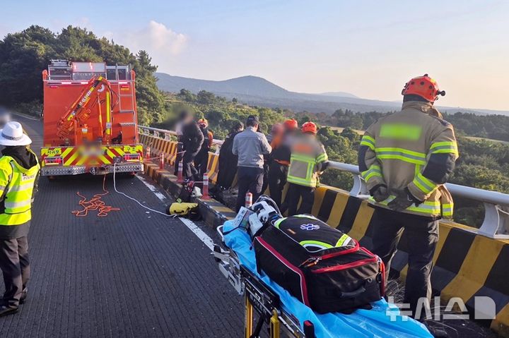 [제주=뉴시스] 6일 오전 제주 서귀포시 상효동 제8산록교 인근 도로에서 경찰과 소방당국이 탱크로리 차량 운전자를 수색하고 있다. 앞서 5일 오후 탱크로리 차량이 도랑에 빠져 있다는 신고가 접수됐으나 운전자는 발견되지 않았다. (사진=제주소방안전본부 제공) 2025.11.06. photo@newsis.com
