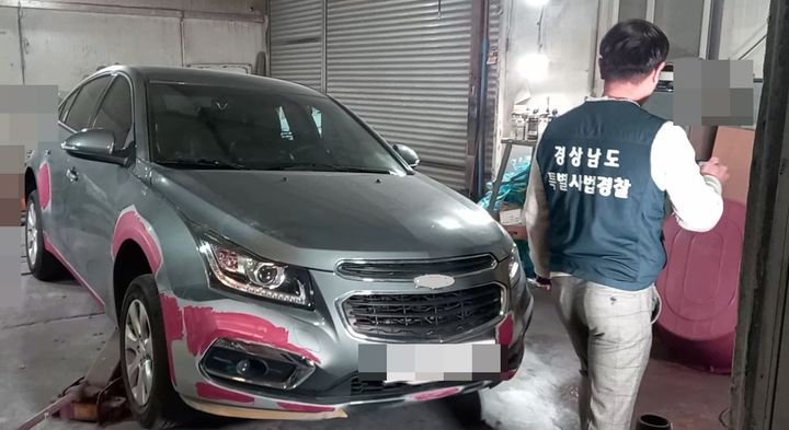 경남도 특별사법경찰, 자동차 불법 도색 현장 단속. (사진=경남도 제공) 2025.11.06. *재판매 및 DB 금지