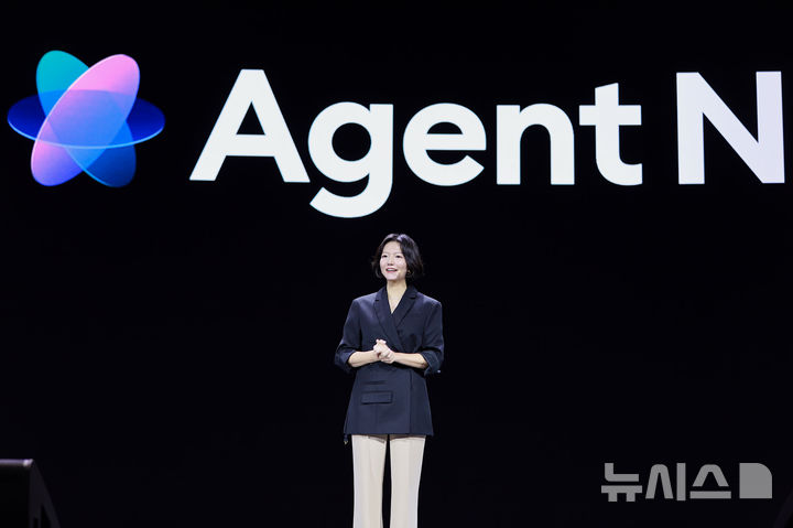 [서울=뉴시스] 최수연 네이버 대표이사가 6일 오전 서울 강남구 코엑스에서 열린 팀네이버 통합 컨퍼런스 'DAN25'에서 네이버의 통합 에이전트 방향성으로 '에이전트 N'을 소개하고 있다. (사진=네이버 제공)
