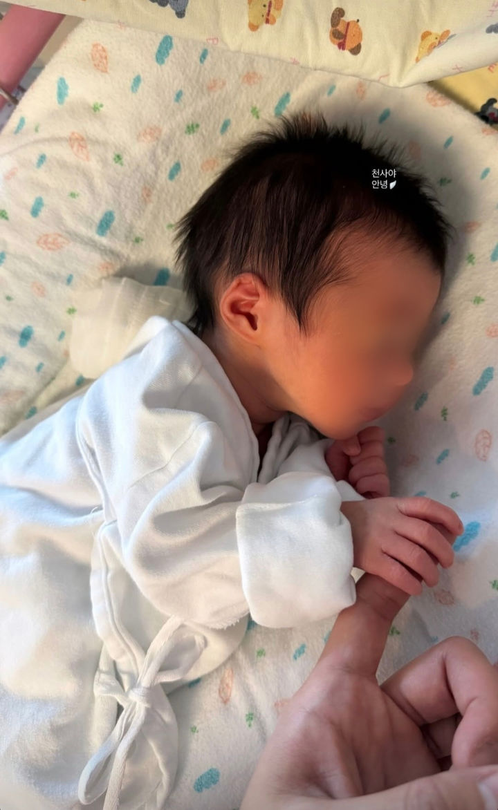 [서울=뉴시스] 배우 이시영이 이혼 후 둘째 딸을 출산했다. (사진=이시영 인스타그램 캡처) 2025.11.06. photo@newsis.com *재판매 및 DB 금지