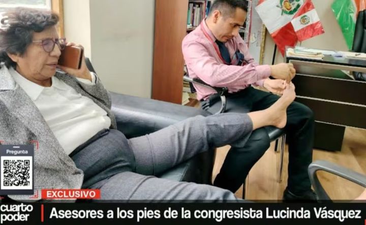 [뉴시스]페루의 국회의원인 루신다 바스케스의 발톱을 깎는 보좌진. (사진 = 페루21) *재판매 및 DB 금지