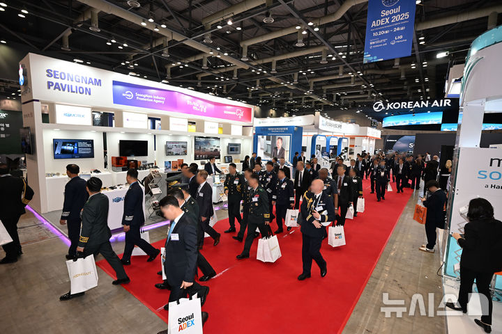 [성남=뉴시스]관람객들이 ‘서울국제항공우주 및 방위산업전시회(ADEX)’에 설치된 성남시 기업공동관을 둘러보고 있다(사진=성남시 제공)2025.11.06.photo@newsis.com