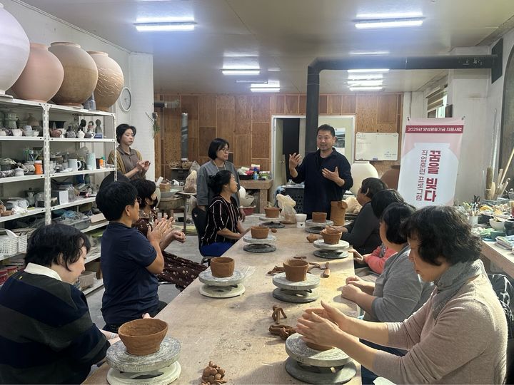 [산청=뉴시스] 산엔청복지관 여성장애인 직업훈련 프로그램 (사진=산청군 제공) 2025. 11. 06. photo@newsis.com *재판매 및 DB 금지