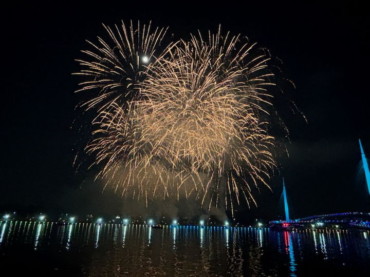 [창원=뉴시스] 강경국 기자 = 제25회 마산가고파국화축제 멀티미디어 불꽃쇼가 5일 오후 경남 창원시 3·15해양누리공원에서 펼쳐지고 있다. (사진=창원시청 제공). 2025.11.06. photo@newsis.com *재판매 및 DB 금지