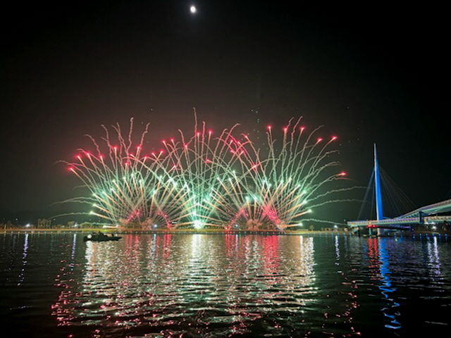 [창원=뉴시스] 강경국 기자 = 제25회 마산가고파국화축제 멀티미디어 불꽃쇼가 5일 오후 경남 창원시 3·15해양누리공원에서 펼쳐지고 있다. (사진=창원시청 제공). 2025.11.06. photo@newsis.com *재판매 및 DB 금지