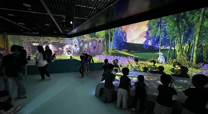 [울산=뉴시스] 울산 울주군 태화강생태관이 지난달 1일 신규 개장한 미디어아트 전시공간 '물빛놀이터'가 큰 인기를 끌고 있다. (사진=울산 울주군 제공) photo@newsis.com *재판매 및 DB 금지