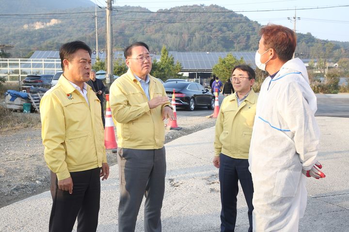 [정읍=뉴시스] 지난 5일 AI유입 차단을 위해 정읍시 용계동 거점소독시설을 방문한 이학수 정읍시장(왼쪽 첫번째)과 김종훈 경제부지사(왼쪽 두번째)가 현장 근무자에게 운영 현황을 묻고 있다. *재판매 및 DB 금지