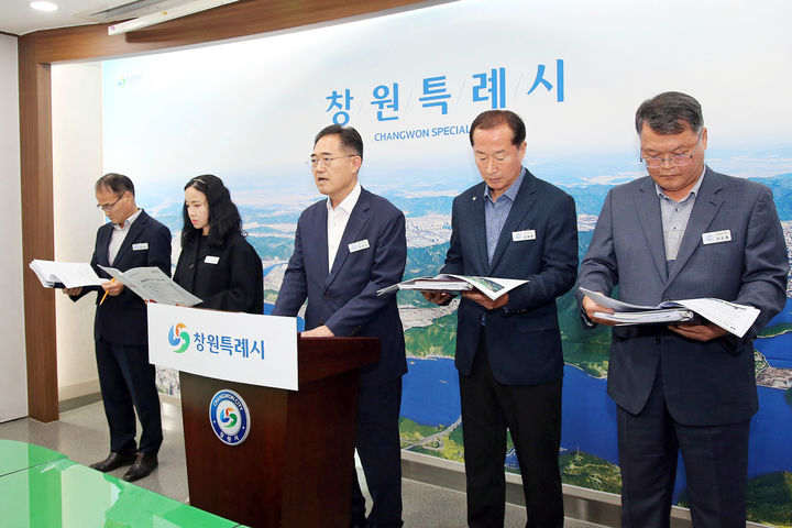 [창원=뉴시스] 강경국 기자 = 조성민 경남 창원시 해양수산국장이 6일 시청 프레스센터에서 마산해양신도시 녹지공간 조성 사업 등과 관련해 브리핑을 하고 있다. (사진=창원시청 제공). 2025.11.06. photo@newsis.com *재판매 및 DB 금지