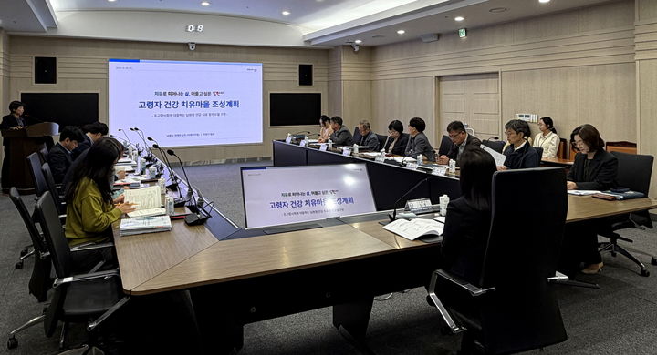 [남원=뉴시스] 전북자치도 특화사업 '고령자 건강 치유마을 조성사업-블루존 프로젝트' 공모 선정을 위해 남원시 관계자들이 대응 회의를 하고 있다. *재판매 및 DB 금지