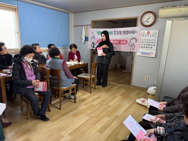 [밀양=뉴시스] 밀양시보건소가 심뇌혈관질환 예방 교육을 하고 있다. (사진= 밀양시 제공) 2025.11.06. photo@newsis.com *재판매 및 DB 금지
