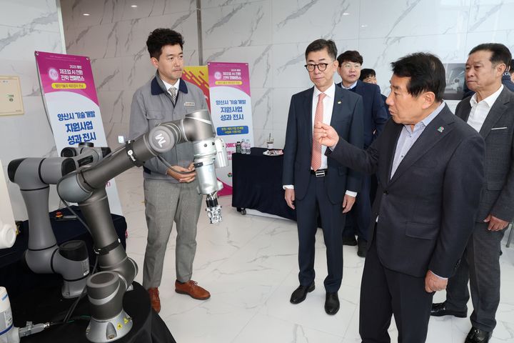 [양산=뉴시스] 나동연 시장이 양산 제조업 AI 전환 전략 컨퍼런스 참가자들과 함께 전시실을 둘러보고 있다. (사진=양산시 제공) 2025.11.05. photo@newsis.com *재판매 및 DB 금지