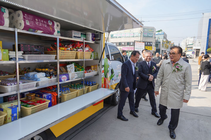 [서천=뉴시스] 김기웅 충남 서천군수가 농어촌 이동식 편의점 차량인 '찾아가는 황금마차'를 살펴보고 있다. (사진=서천군 제공) 2025.11.06. photo@newsis.com *재판매 및 DB 금지