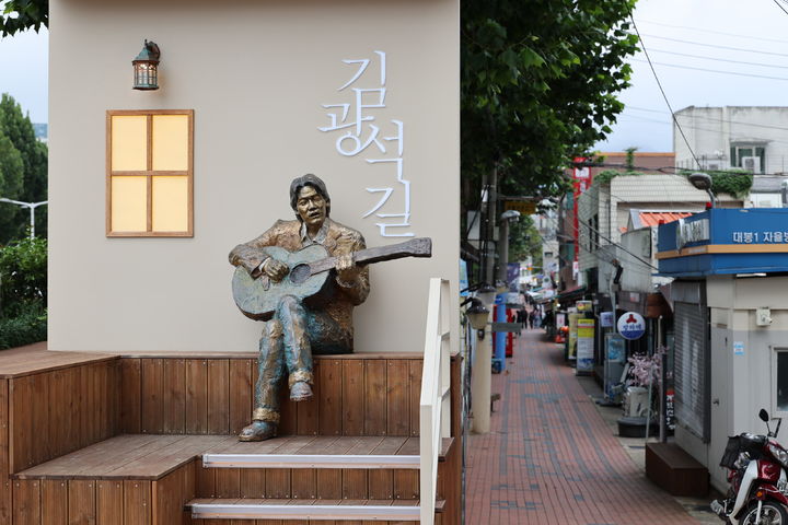 [대구=뉴시스] 대구 중구 김광석다시그리기길. (사진=대구 중구 제공) 2025.11.06. photo@newsis.com *재판매 및 DB 금지
