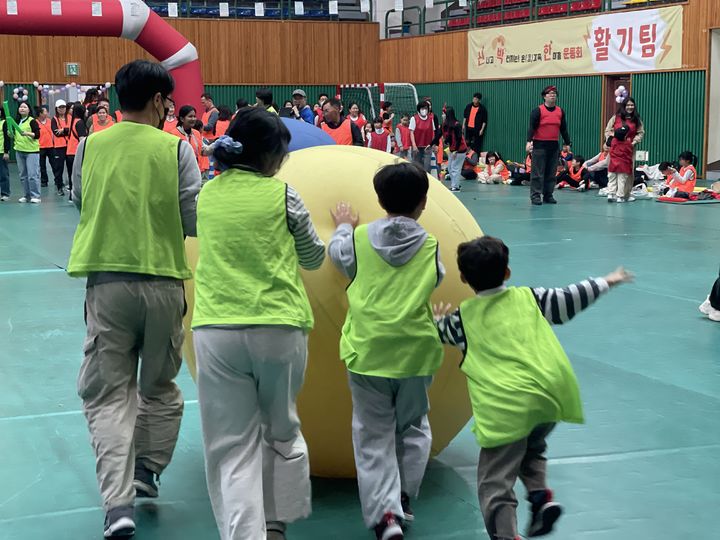 [대구=뉴시스] 대구 남구는 지역 내 400여명의 가족이 참여한 가운데 '신나고 박터지는! 온가족 한마음 운동회'를 성황리에 개최했다. (사진=대구 남구 제공) 2025.11.06. photo@newsis.com *재판매 및 DB 금지