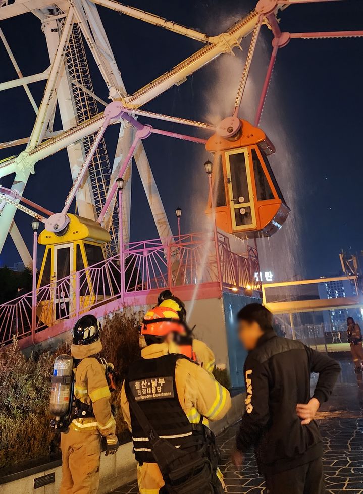 [울산=뉴시스] 박수지 기자 = 15일 오후 울산시 남구 삼산동 롯데백화점 옥상에 설치된 대관람차에서 화재가 발생해 소방당국이 사고를 수습하고 있다. (사진=울산소방본부 제공) 2025.11.06. photo@newsis.com *재판매 및 DB 금지