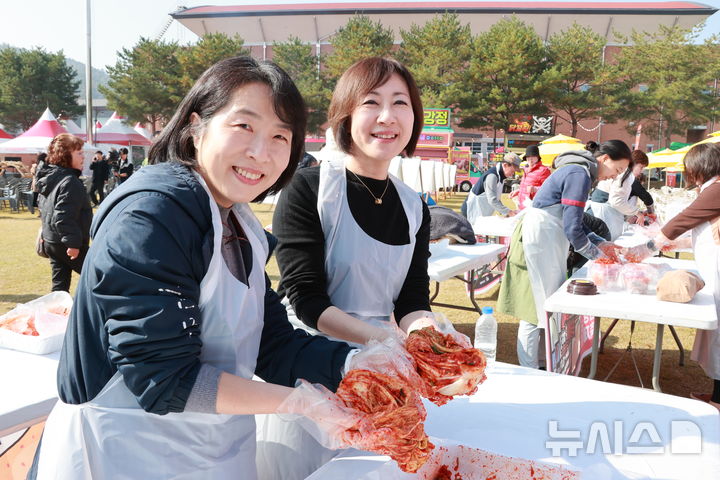 [괴산=뉴시스] 6일 충북 괴산군 유기농엑스포광장에 열린 2025괴산김장축제에서 참가자들이 김치를 버무리고 있다. (사진= 괴산군 제공) 2025.11.06. photo@newsis.com *재판매 및 DB 금지