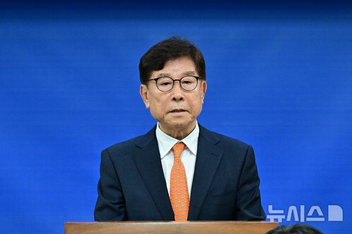 [사천=뉴시스] 차용현 기자 = 경남 사천시 송도근 전 시장이 6일 오전 사천시청 브리핑룸에서 기자회견을 열고 2026년 6월 지방선거에서 치러질 사천시장선거에 출마를 선언했다. 2025.11.06. con@newsis.com